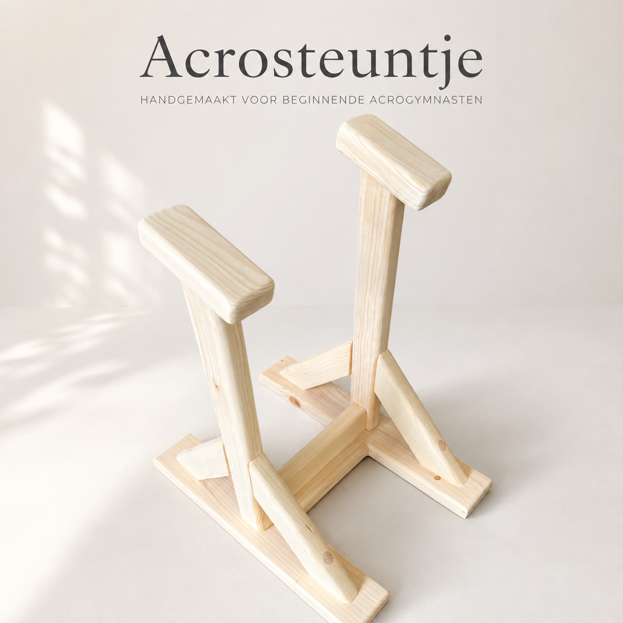 Twee handgemaakte houten Acrosteuntjes