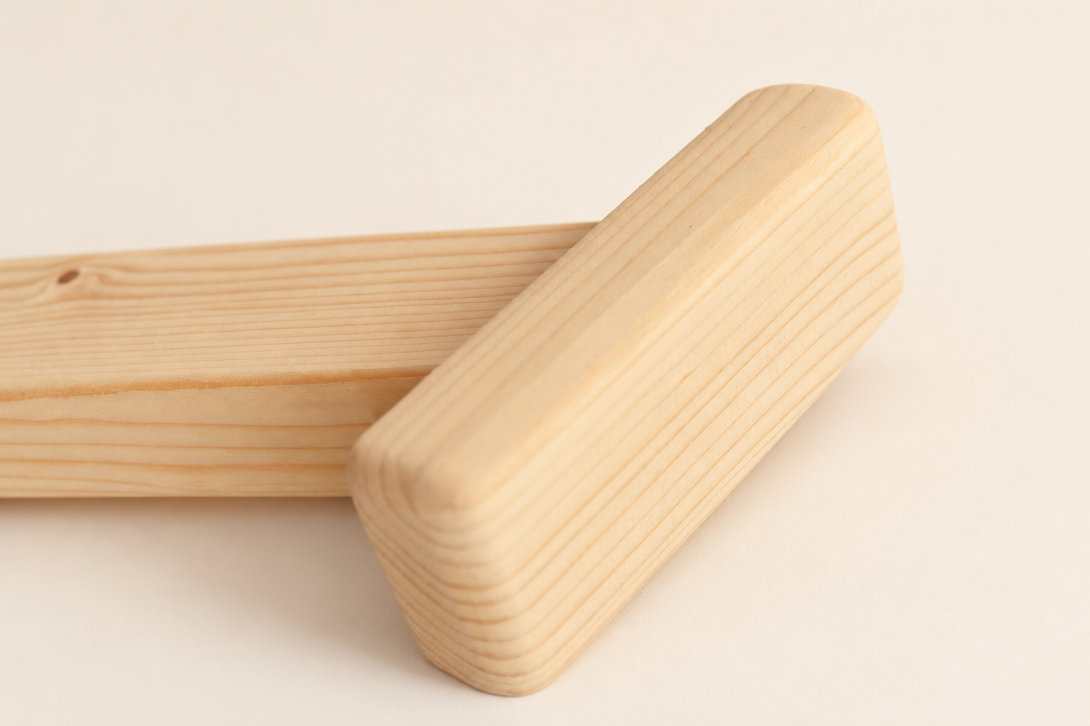 Detail van de houten handgreep en afgeronde hoeken